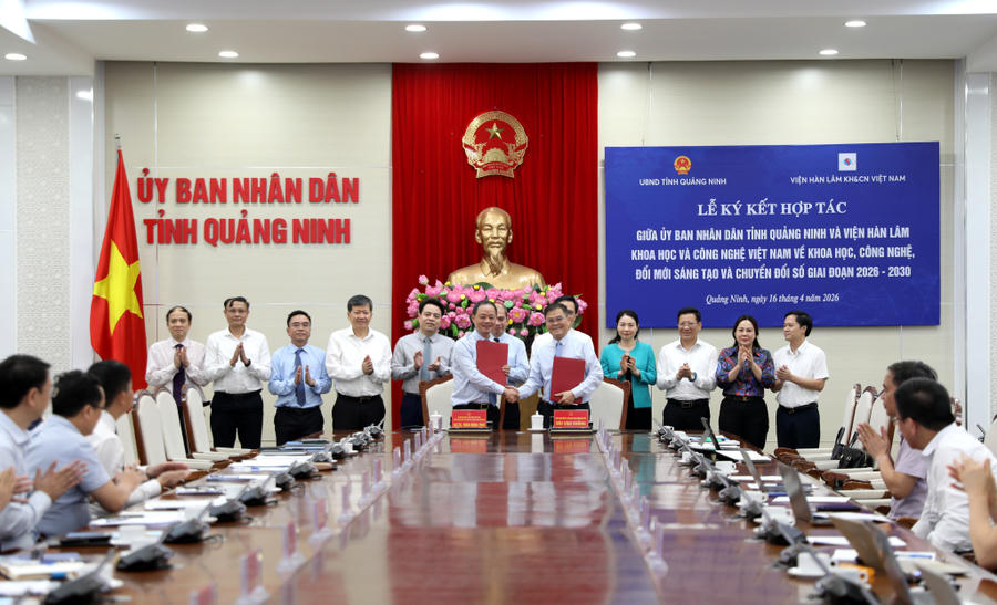 Lãnh đạo UBND tỉnh Quảng Ninh và Viện Hàn lâm Khoa học và Công nghệ Việt Nam trao đổi bản hợp tác.