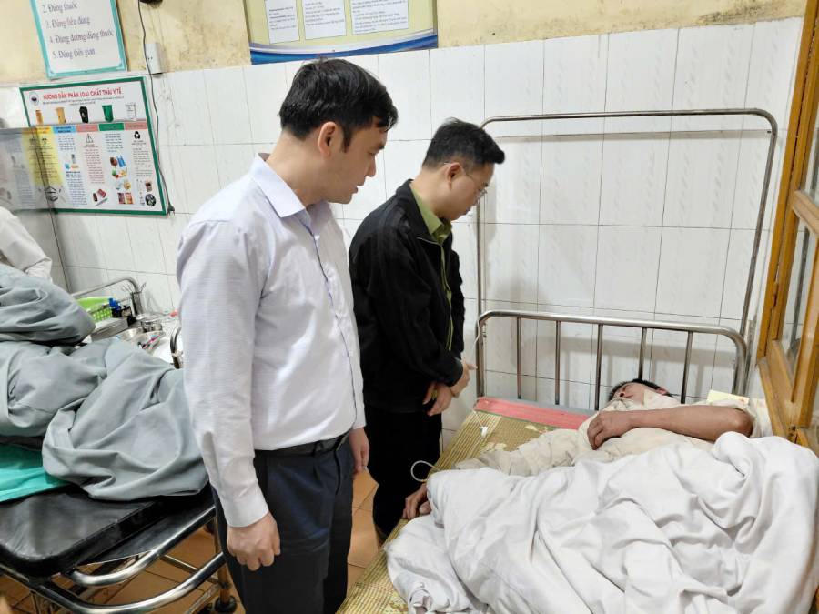 Đoàn công tác đến thăm hỏi những người bị thương đang điều trị tại Trung tâm Y tế khu vực Bắc Hà. (Ảnh: CTTĐT Lào Cai).