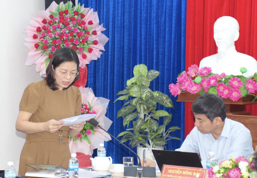 Bà Nguyễn Thị Thu Hoài – Trưởng phòng Pháp luật doanh nghiệp, lao động, an sinh xã hội và Tổng hợp (Cục Pháp luật dân sự - kinh tế, Bộ Tư pháp), báo cáo tại Hội nghị.