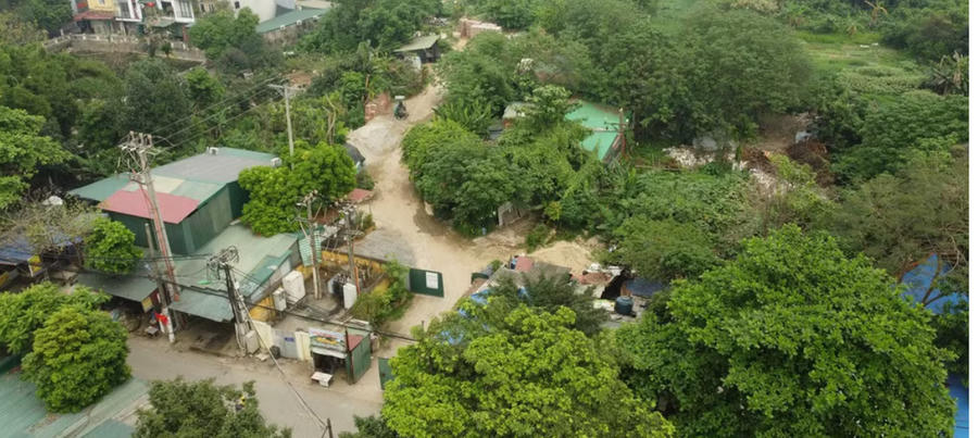 Tại khu vực chợ Chiều (phố Quang Tiến, phường Tây Mỗ, TP Hà Nội), ngoài những công trình nhà tôn trái phép, xây dựng trên đất nông nghiệp, còn có bãi tập kết vật liệu xây dựng (VLXD) trái phép