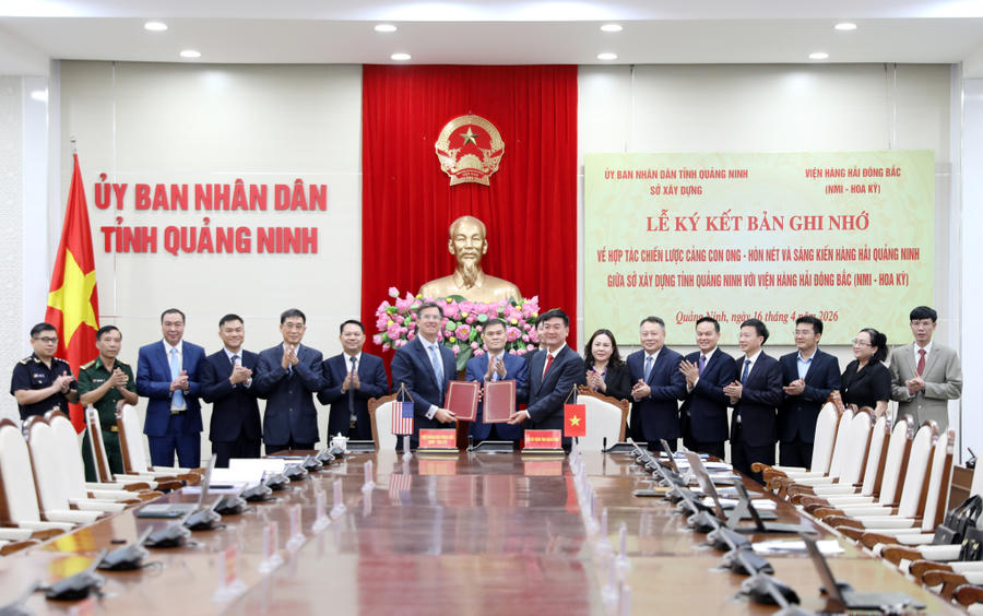Lãnh đạo Sở Xây dựng và Viện Hàng hải Đông Bắc (NMI - Hoa Kỳ) trao bản ghi nhớ về hợp tác chiến lược cảng Con Ong - Hòn Nét và sáng kiến hàng hải Quảng Ninh.
