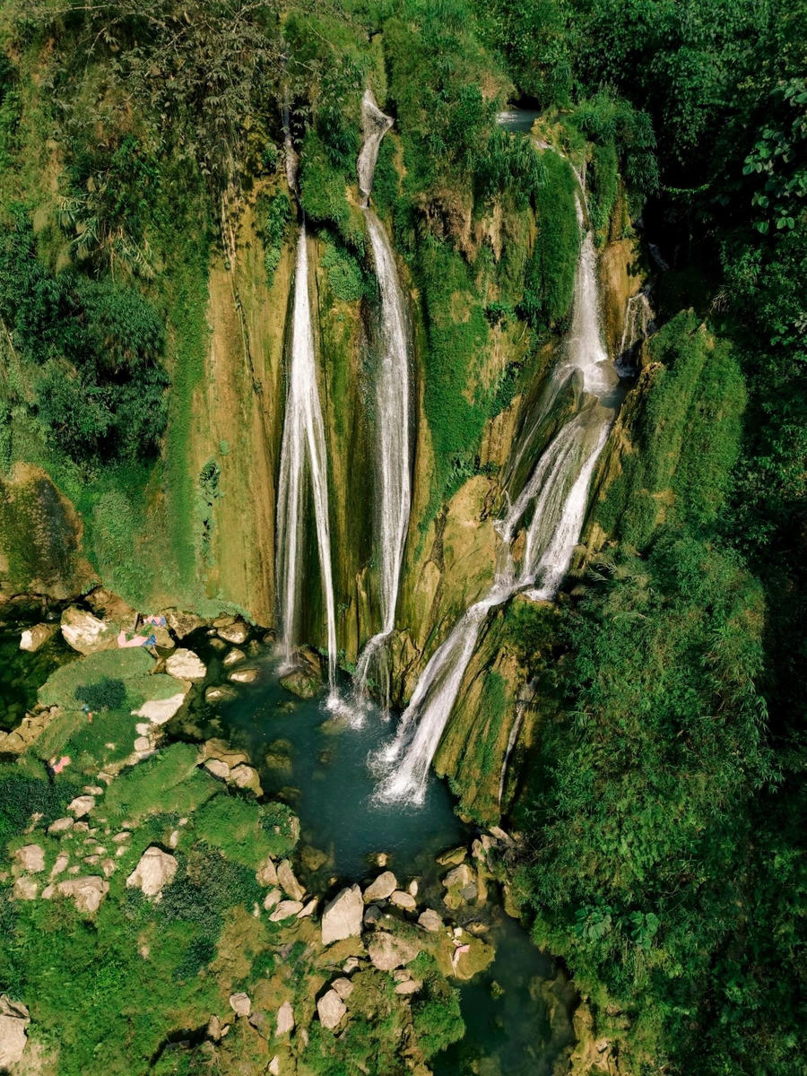 Thác Nậm Lang cao khoảng 20 m, đổ xuống từ hang đá ngầm trong lòng núi, gồm nhiều tầng gần đây có sức hút từ việc nhiều du khách đến chụp ảnh.