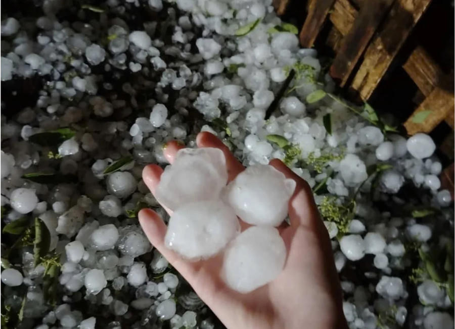 Mưa đá kép dài khoảng 20 phút trút xuống xã Bắc Hà (Lào Cai).