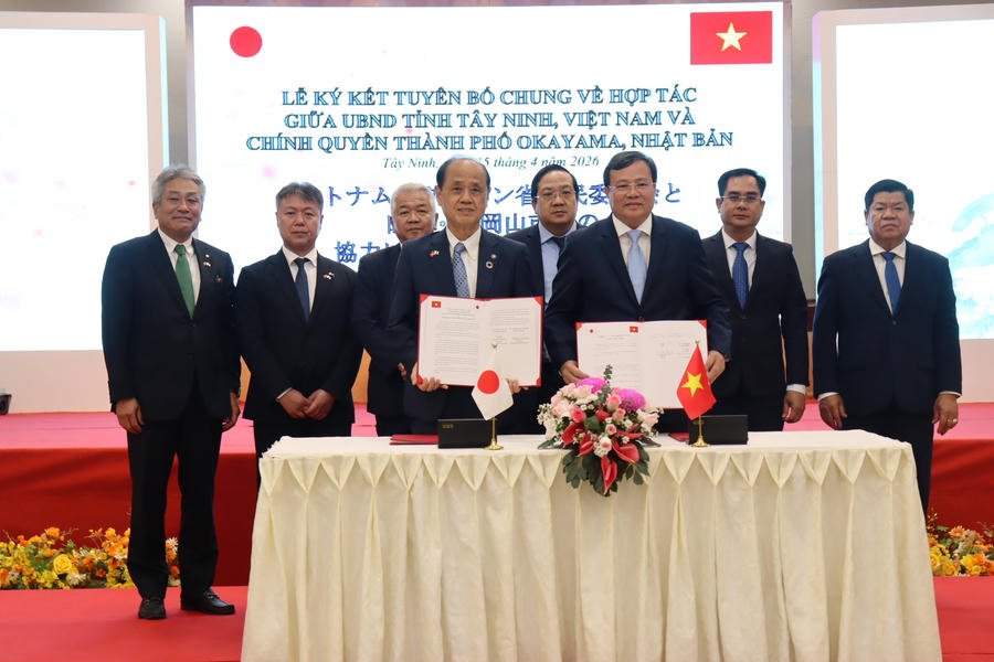 Chủ tịch UBND tỉnh Tây Ninh Lê Văn Hẳn và Thị trưởng TP.Okayamas Omori Masao ký kết thỏa thuận hợp tác, đánh dấu bước phát triển mới trong quan hệ giữa hai địa phương.