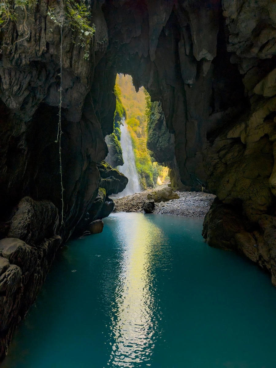 Thác Nậm Lang cao khoảng 20 m, đổ xuống từ hang đá ngầm trong lòng núi, gồm nhiều tầng gần đây có sức hút từ việc nhiều du khách đến chụp ảnh.