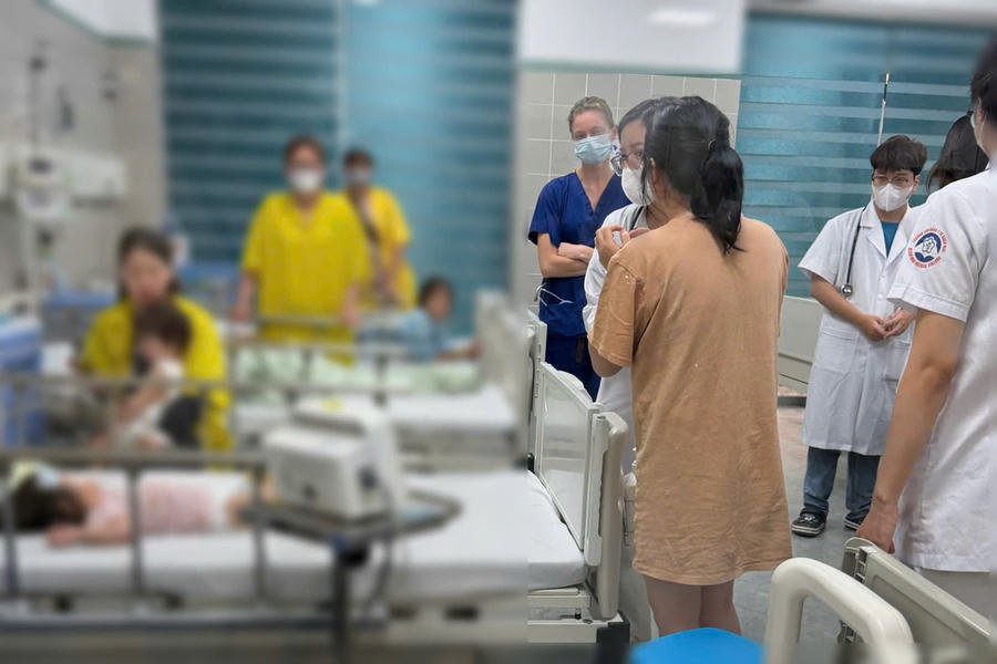 Cháu bé nhanh chóng được đưa đến Bệnh viện Bạch Mai.