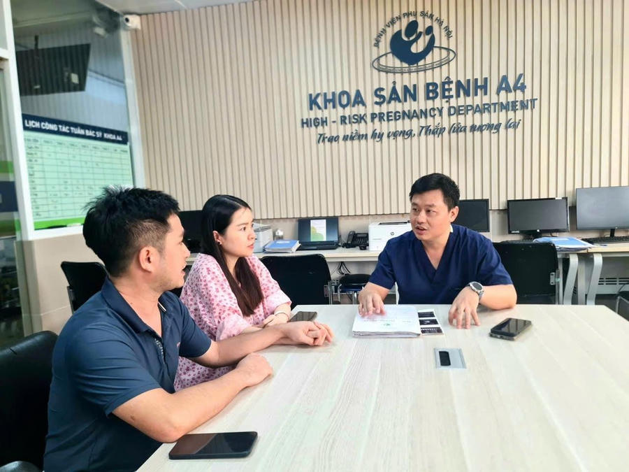 Bác sĩ Trương Minh Phương tư vấn cho hai vợ chồng sản phụ trước sinh. Ảnh internet