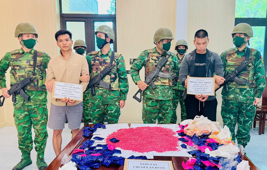 Hai đối tượng cùng tang vật.