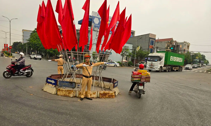 Cảnh sát giao thông Công an tỉnh Phú Thọ phân luồng, điều tiết các phương tiện tham gia giao thông. (Ảnh: Công an Phú Thọ)
