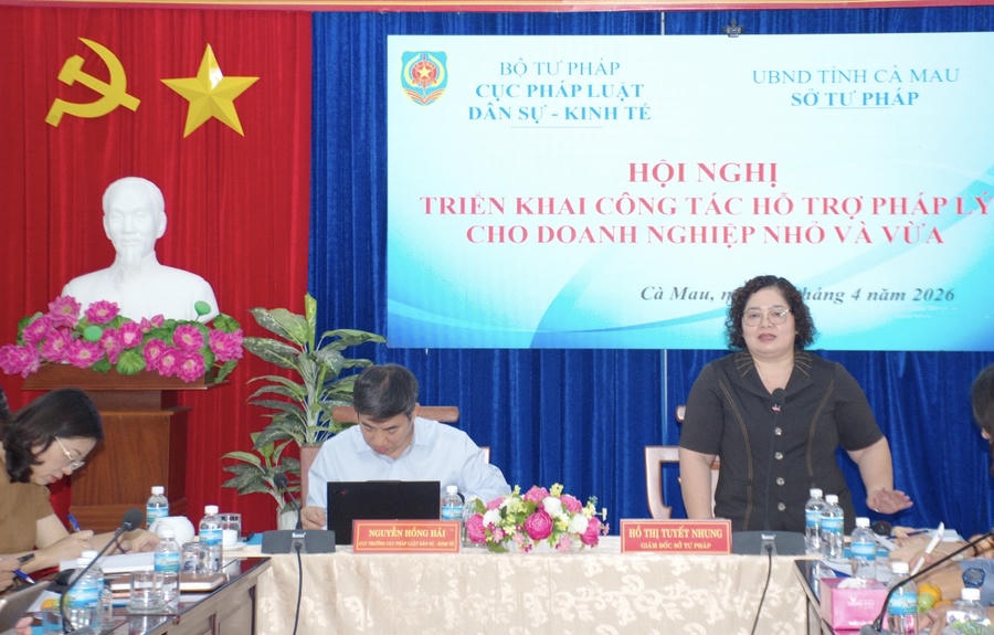 Bà Hồ Thị Tuyết Nhung – Giám đốc Sở Tư pháp Cà Mau, phát biểu tại Hội nghị.