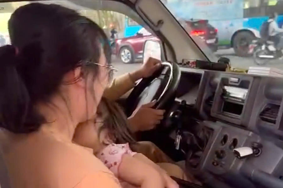 Tổ công tác hỗ trợ đưa cháu bé đi cấp cứu.