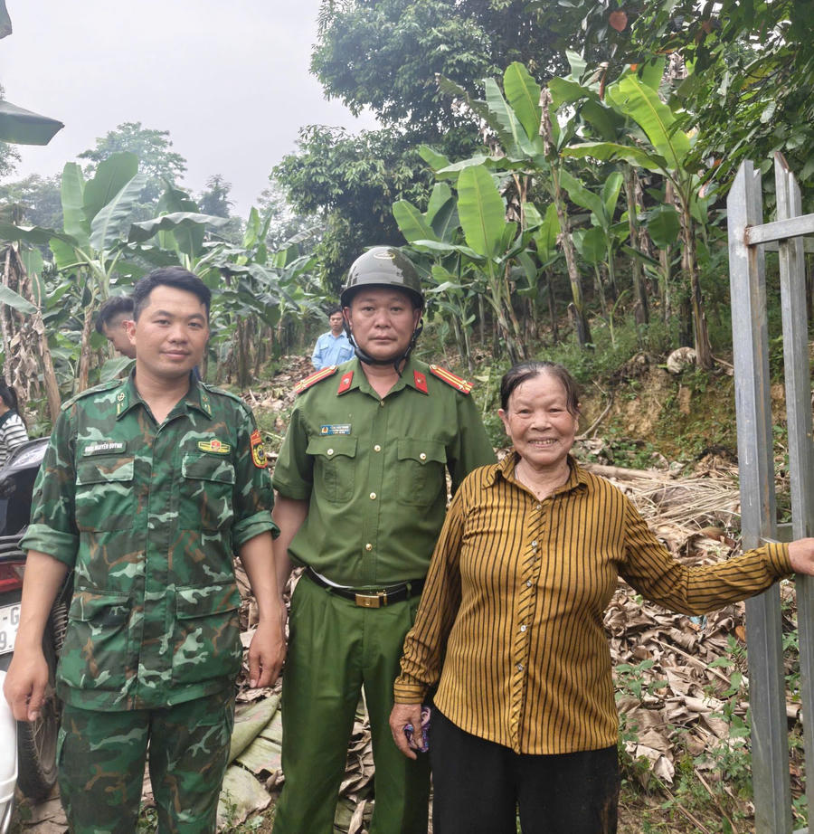 Lực lượng chức năng kịp thời hỗ trợ bà Nguyễn Thị Thinh trở về an toàn. (Ảnh: CA Cao Bằng).