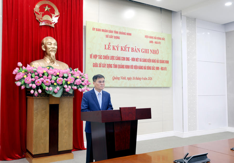 Ông Bùi Văn Khắng, Phó Bí thư Tỉnh ủy, Chủ tịch UBND tỉnh, phát biểu tại lễ ký kết hợp tác giữa Sở Xây dựng và Viện Hàng hải Đông Bắc (NMI - Hoa Kỳ).