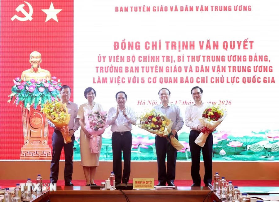 Đồng chí&nbsp;&nbsp;Trưởng Ban Tuyên giáo và Dân vận Trung ương Trịnh Văn Quyết tặng hoa chúc mừng lãnh đạo các cơ quan thông tấn và báo chí chủ lực quốc gia. Ảnh TTXVN