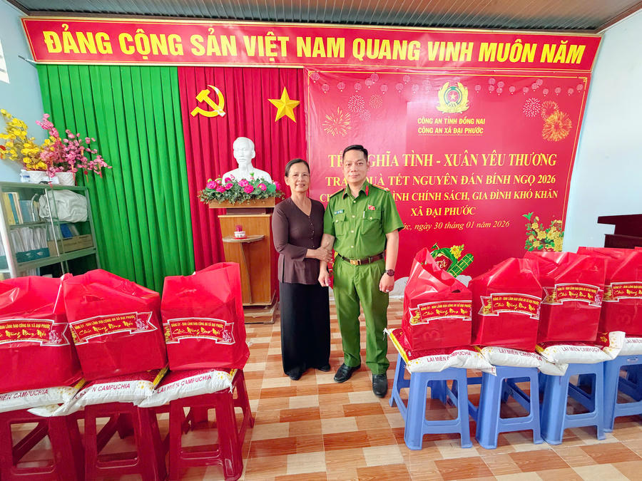 Công an xã Đại Phước tổ chức chương trình "Tết ấm tình, Xuân yêu thương" đến với các gia đình chính sách và bà con có hoàn cảnh khó khăn trên địa bàn.