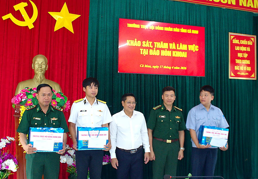 Lãnh đạo Đoàn công tác tặng quà, động viên tinh thần lực lượng làm nhiệm vụ trên đảo Hòn Khoai. 