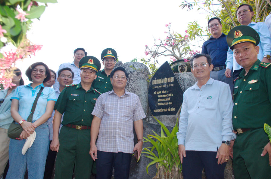 Đoàn chụp ảnh lưu niêm tại bia di tích khởi nghĩa Hòn Khoai đánh chiếm tháp Hải Đăng.