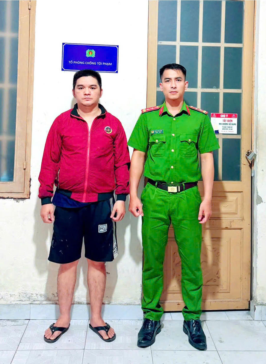 Công an xã Đại Phước đã phối hợp với Phòng Cảnh sát Thi hành án hình sự và Hỗ trợ tư pháp Công an tỉnh Đồng Nai tổ chức vận động, thuyết phục thành công đối tượng truy nã Huỳnh Phước Tân (bìa trái) ra đầu thú.