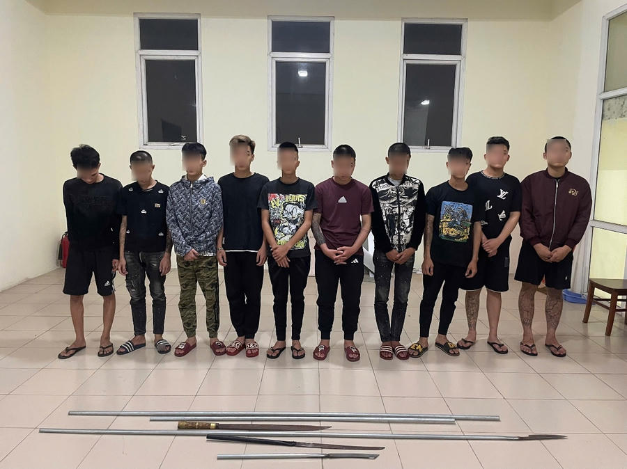 Nhóm đối tượng cùng hung khí tại cơ quan Công an. Ảnh: CA Hưng Yên.