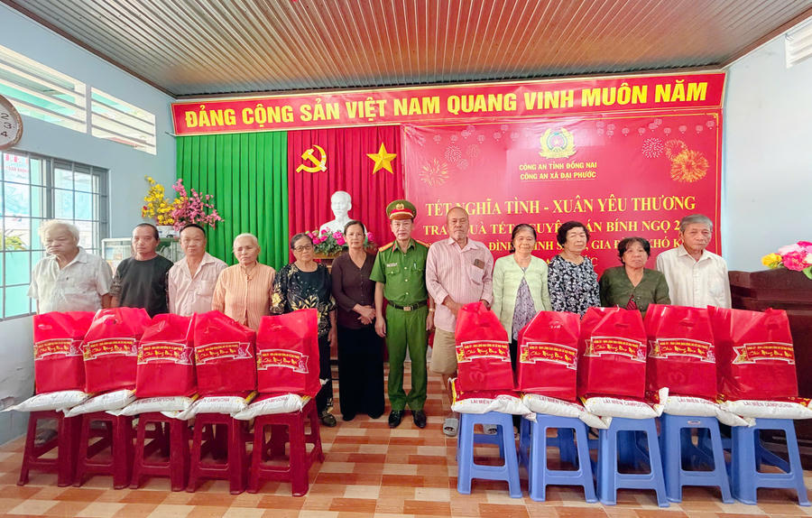 Công an xã Đại Phước tổ chức chương trình "Tết ấm tình, Xuân yêu thương" đến với các gia đình chính sách và bà con có hoàn cảnh khó khăn trên địa bàn.