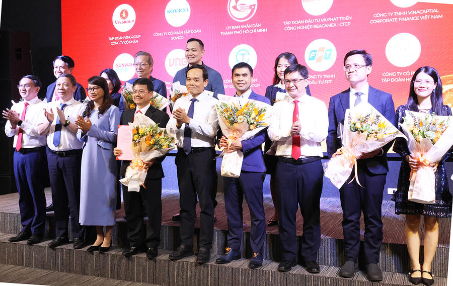 Bí thư Thành ủy TP.HCM Trần Lưu Quang cùng lãnh đạo thành phố chúc mừng các cổ đông tại Lễ ra mắt Quỹ đầu tư mạo hiểm.