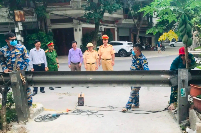 Lực lượng chức năng đóng các lối đi tự mở trên tuyến đường sắt Bắc - Nam (Ảnh: Công an Ninh Bình).
