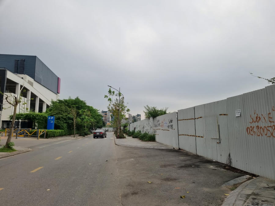 Đường đấu nối vào dự án bệnh viện quốc tế Hà Đông cũng đã tháo dỡ bảng biển dự án.