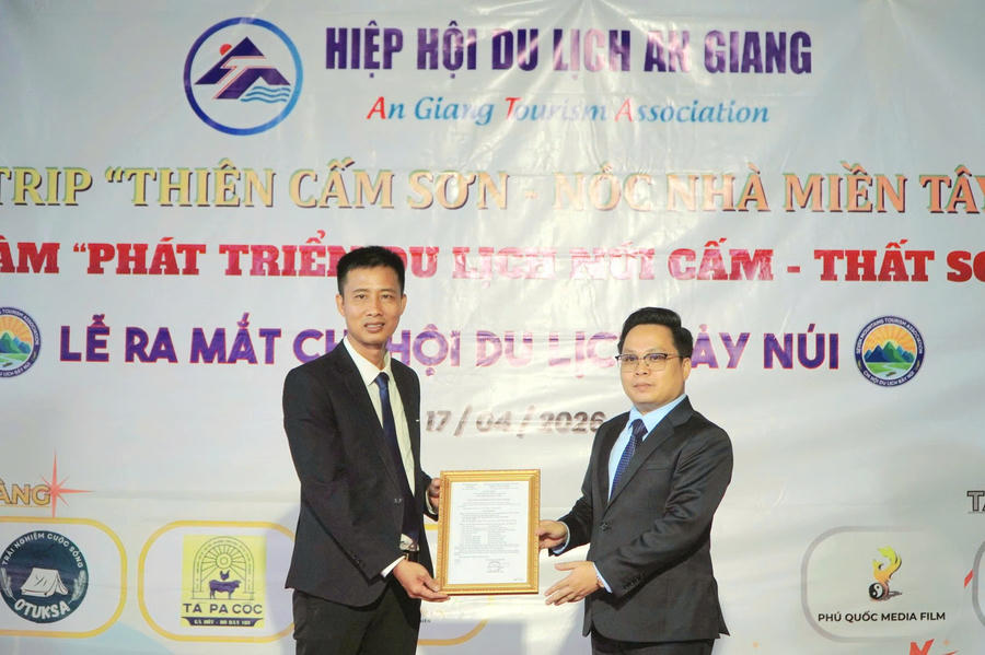 Chủ tịch Hiệp hội Du lịch An Giang Nguyễn Vũ Khắc Huy trao quyết định cho ông Đặng Văn Sĩ,&nbsp; Chủ tịch Chi hội Du lịch Bảy Núi