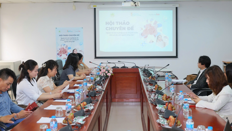 Hội thảo "Quản trị rủi ro pháp lý và chuyên môn cho cơ sở y tế ngoài công lập" diễn ra sáng 16/4 đã quy tụ được đông đảo các chuyên gia về y tế, pháp lý và nhiều chủ cơ sở y tế ngoài công lập trên địa bàn Hà Nội tham dự. (Ảnh: PV)