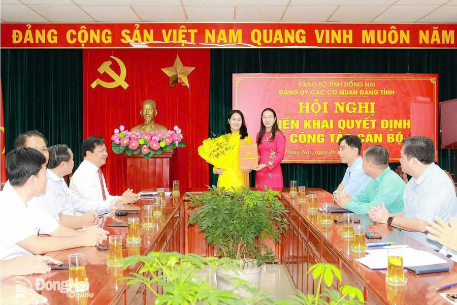 Bà Nguyễn Thị Thu Vân, Tỉnh ủy viên, Phó Bí thư chuyên trách Đảng ủy các cơ quan Đảng tỉnh Đồng Nai (bên phải) trao quyết định, tặng hoa chúc mừng bà Đặng Minh Nguyệt&nbsp;giữ chức Bí thư Đảng ủy HĐND tỉnh Đồng Nai nhiệm kỳ 2026-2031.