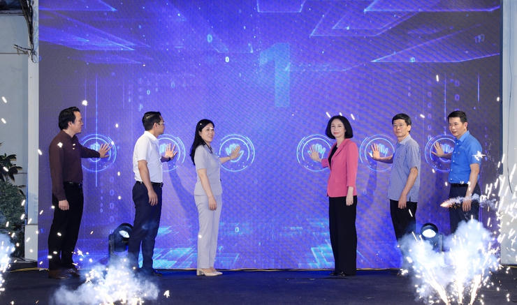 Phó Chủ tịch UBND TPHà Nội Vũ Thu Hà cùng các đại biểu thực hiện nghi thức ra mắt Cổng thông tin an toàn thực phẩm TP Hà Nội. (Ảnh: Lê Hải)