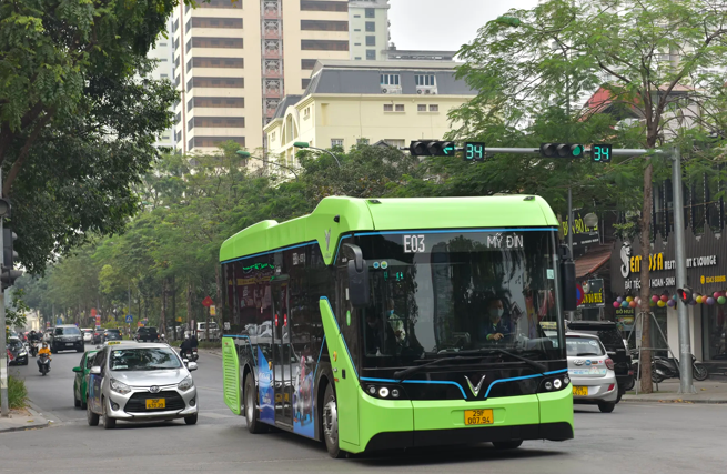 Xe buýt điện số 03 tuyến Mỹ Đình - Khu đô thị Ocean Park. Ảnh: Phạm Hùng  
