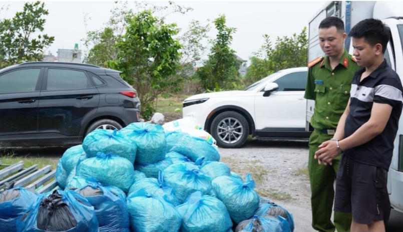 Lực lượng chức năng kiểm tra cơ sở sản xuất giá đỗ vi phạm, thu giữ nhiều sản phẩm tại hiện trường.