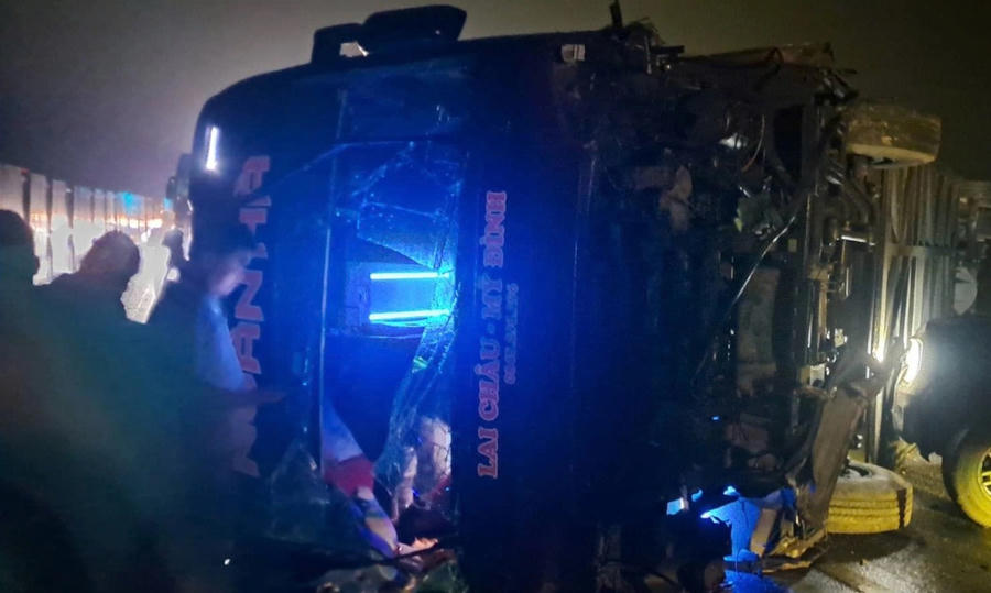 Hiện trường vụ xe khách lật trên cao tốc Nội Bài - Lào Cai.