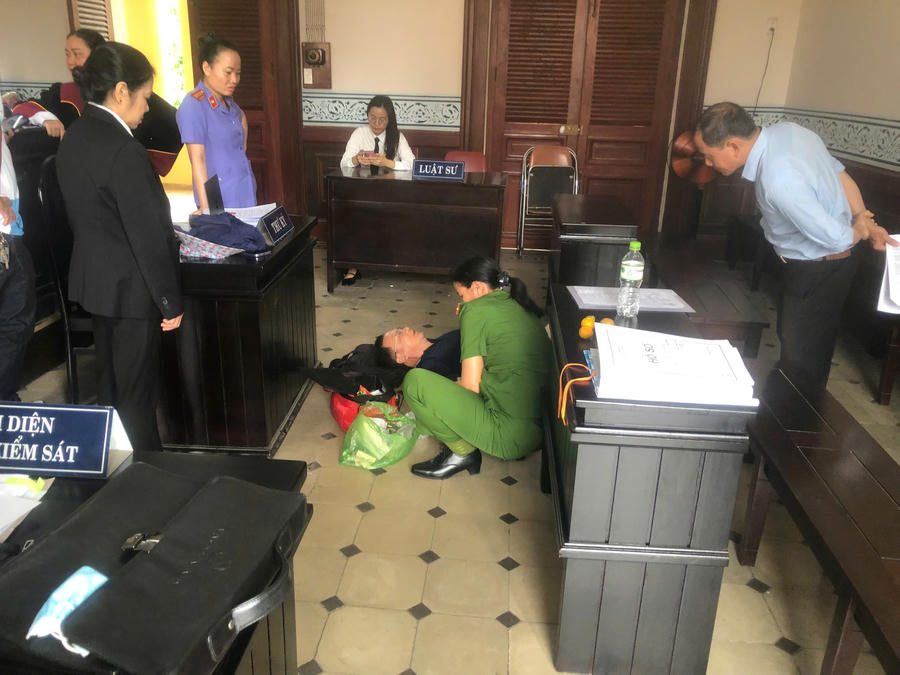 Ông Nguyễn Văn Sơn bị ngất tại tòa.