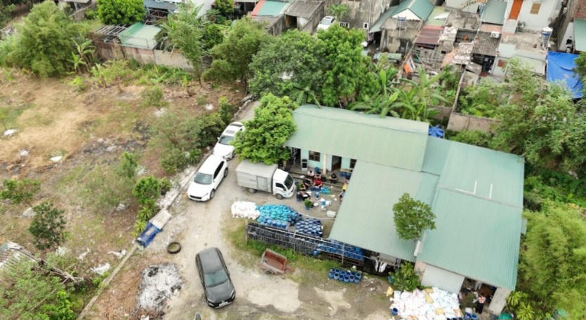 Toàn cảnh xưởng sản xuất giá đỗ trái phép tại phường Mạo Khê.