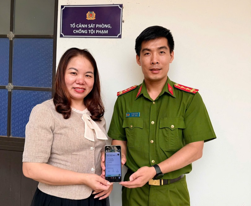 Công an xã Mai Châu hỗ trợ người dân hoàn trả tiền chuyển khoản nhầm.