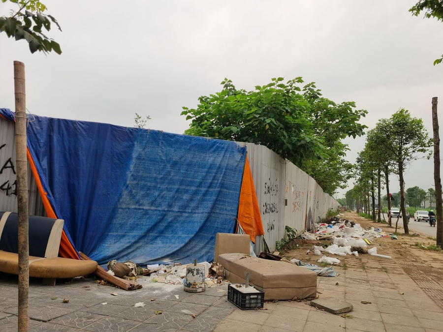 Rác thải sinh hoạt cũng bị để tại khu vực bên ngoài vỉa hè dự án.