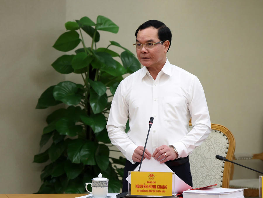 Bộ trưởng Bộ DT&TG Nguyễn Đình Khang báo cáo - Ảnh: VGP