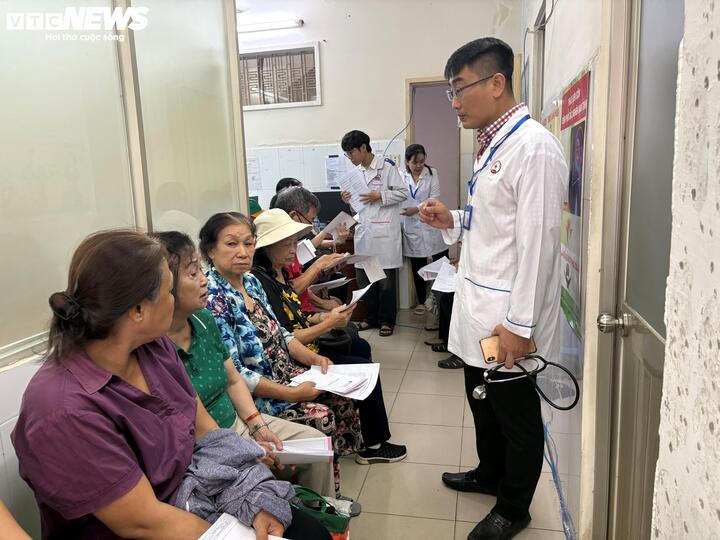 Tại Trung tâm Y tế phường Sài Gòn, ngay từ sáng sớm rất đông người dân đến đợi được thăm khám. (Ảnh: Như Thúy)