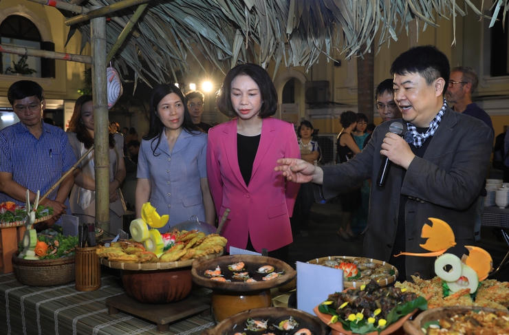 Bà Vũ Thu Hà cùng các đại biểu tham quan, trải nghiệm không gian ẩm thực Hà Nội sau Lễ ra mắt. (Ảnh: Phạm Linh)