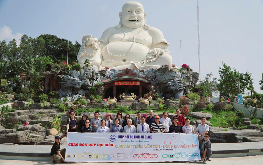 Đoàn đại biểu chụp ảnh lưu niệm