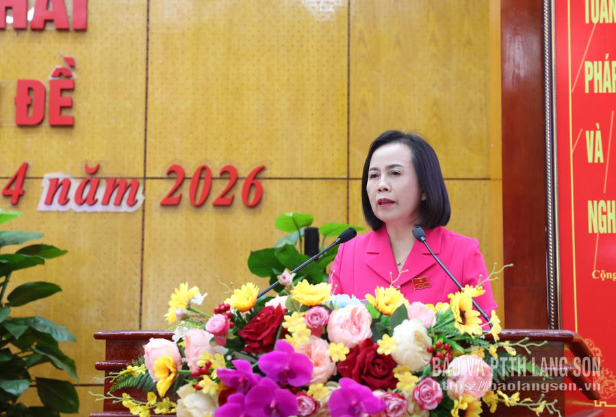 Bà Đoàn Thị Hậu, Phó Bí thư Thường trực Tỉnh ủy, Chủ tịch HĐND tỉnh Lạng Sơn phát biểu tại kỳ họp.