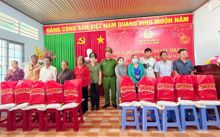 Công an xã Đại Phước tổ chức chương trình "Tết ấm tình, Xuân yêu thương" đến với các gia đình chính sách và bà con có hoàn cảnh khó khăn trên địa bàn.