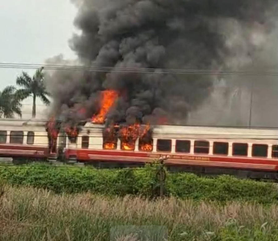 Lửa bùng phát dữ dội từ toa tàu NP6 khi đoàn tàu đang di chuyển qua địa phận phường Nam Đồng, TP Hải Phòng, sáng 17/4. Lửa bùng phát dữ dội từ toa tàu NP6 khi đoàn tàu đang di chuyển qua địa phận phường Nam Đồng, TP Hải Phòng, sáng 17/4.