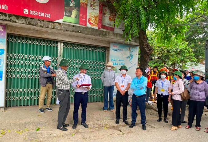 Lực lượng chức năng của xã Phúc Thịnh đọc quyết định cưỡng chế.