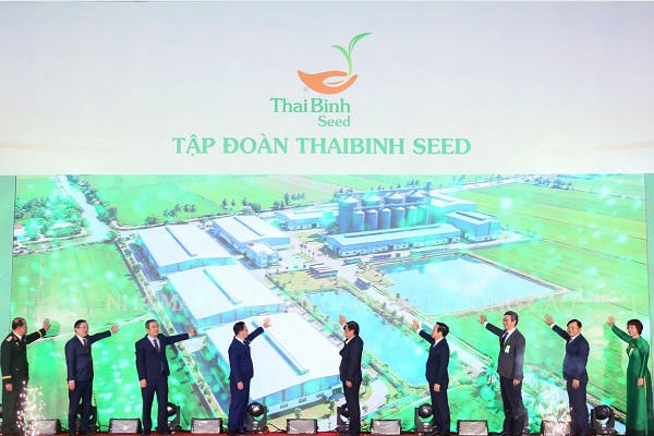 Các đại biểu thực hiện nghi thức khởi công xây dựng Nhà máy chế biến gạo chất lượng cao.