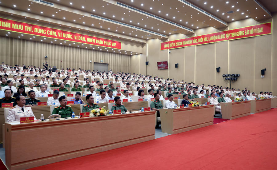 Các đại biểu tham dự gặp mặt.