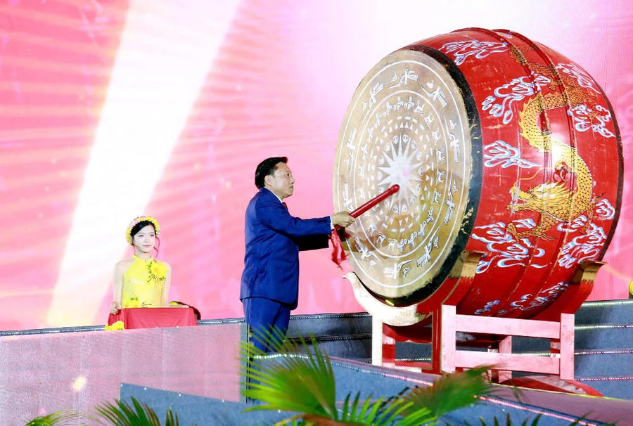 Phó Chủ tịch UBND tỉnh Nguyễn Huy Ngọc đánh trống khai hội. Ảnh:&nbsp;phutho.gov.vn