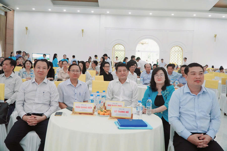 Các đại biểu, doanh nhân tham dự chương trình.